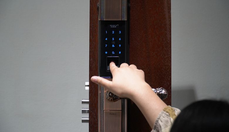 So sánh khóa vân tay với khóa thẻ từ - khóa vân tay